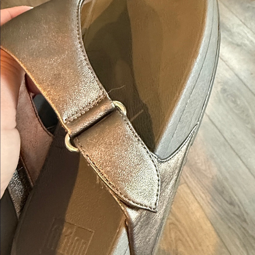 Fitflop Women’s Metallic Bronze Leather Thong Sandals - Picture 7 of 7